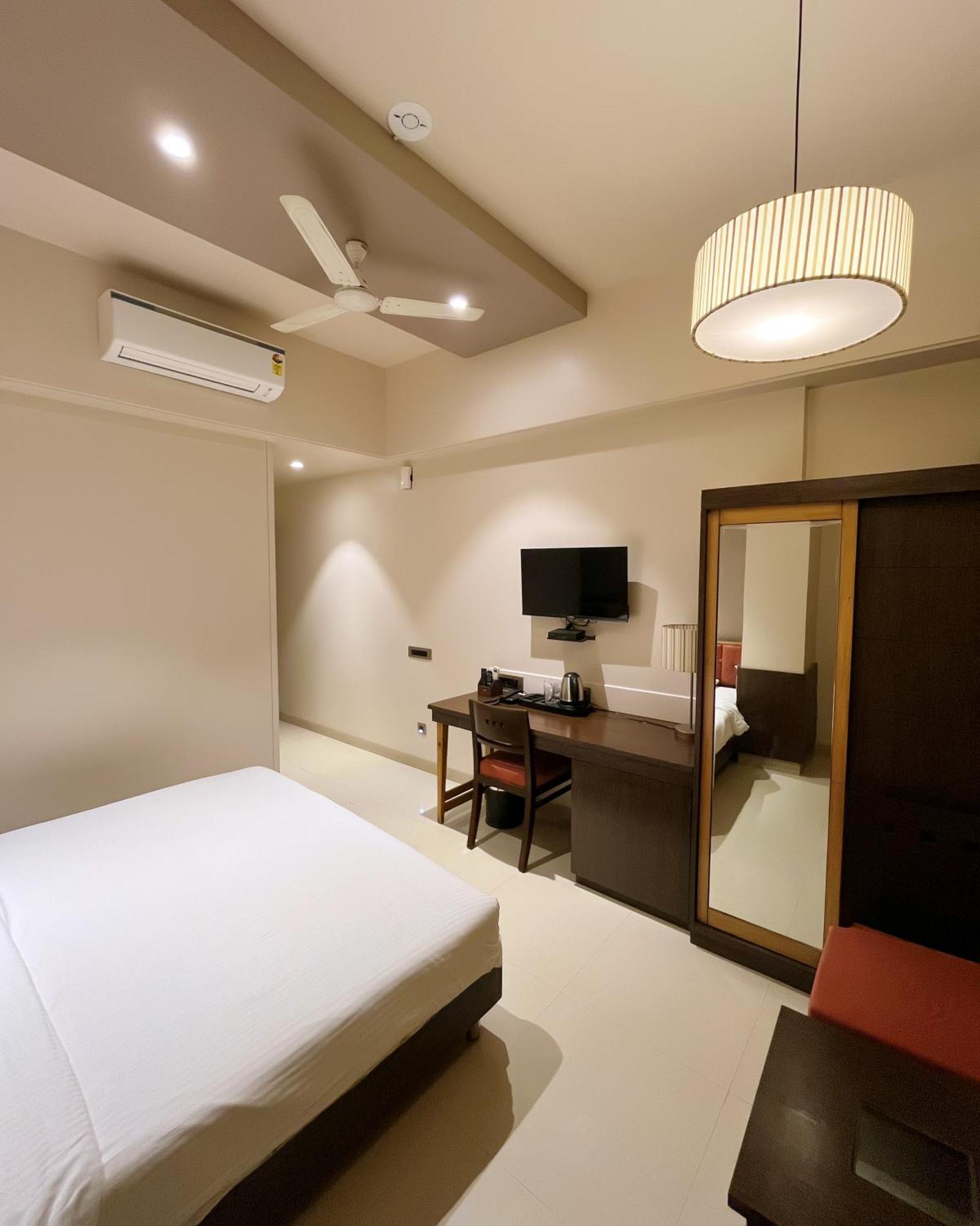 Hotel Sadanand Regency Pimpri-Chinchwad Екстер'єр фото